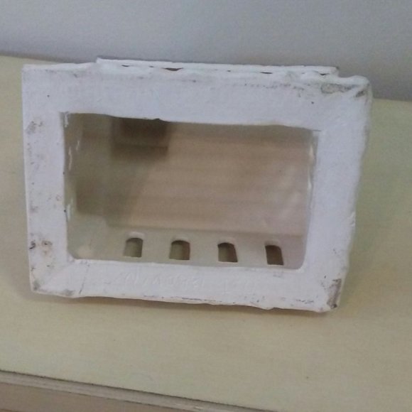 Ceramic church with cut-out windows on front, back and sides. - Picture 4 of 4